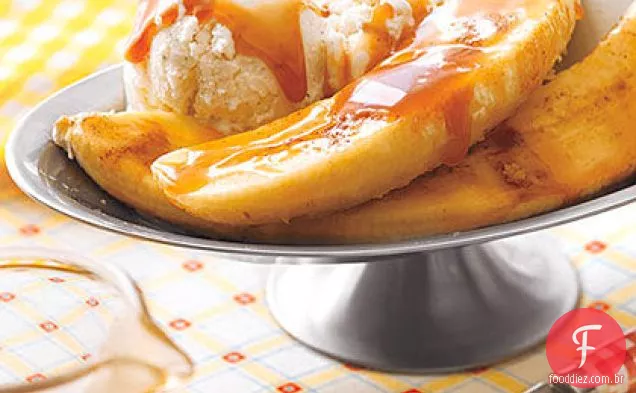 Bananas grelhadas com sorvete e caramelo