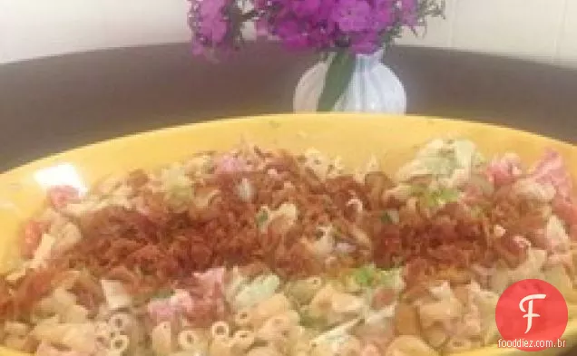 Salada de macarrão com Bacon, alface e tomate