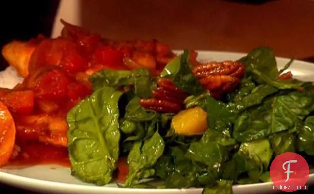 Salada de espinafre e citrinos com nozes doces e picantes