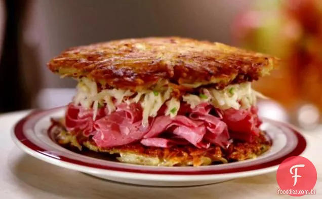 Sanduíche de carne enlatada Latke com maçã e creme azedo Slaw