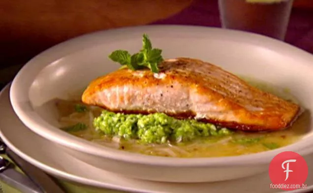 Salmão em limão Brodetto com purê de ervilha