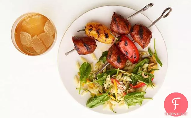 Kebabs De Salsicha Grelhados Com Salada De Macarrão