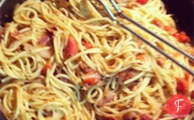 Macarrão com tomate e Bacon