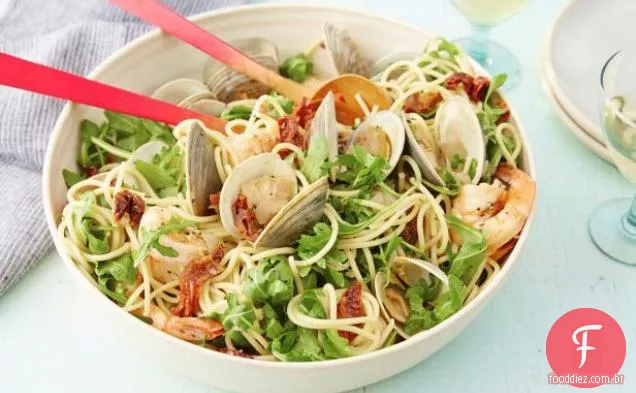 Espaguete com Pinot Grigio e frutos do mar