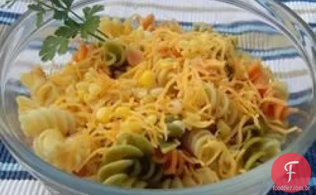 Deliciosa salada de macarrão com limão e milho