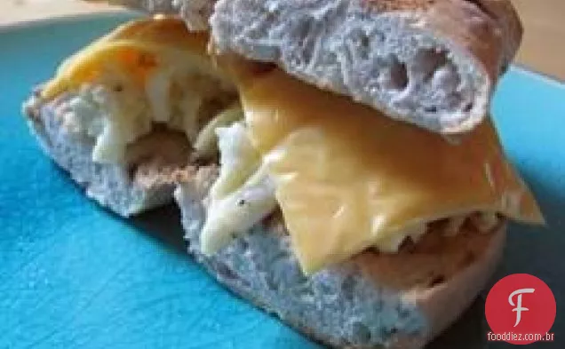 Ovo de mirtilo e Bagel de queijo