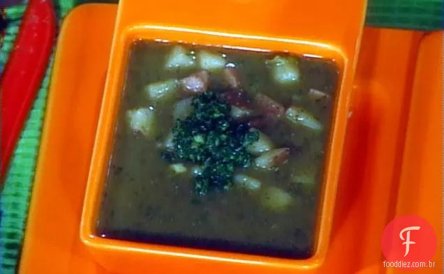 Sopa de lentilha saudável com presunto e batatas