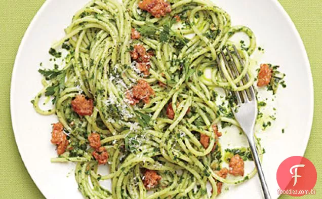 Espaguete com Pesto de salsa e Salsicha