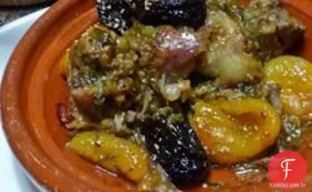 Ombro de cabra refogado com ameixas e limões preservados