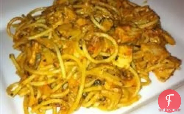 Fettuccini com molho de cogumelos, presunto e rosa