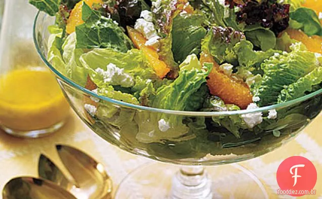 Salada verde misturada com laranjas