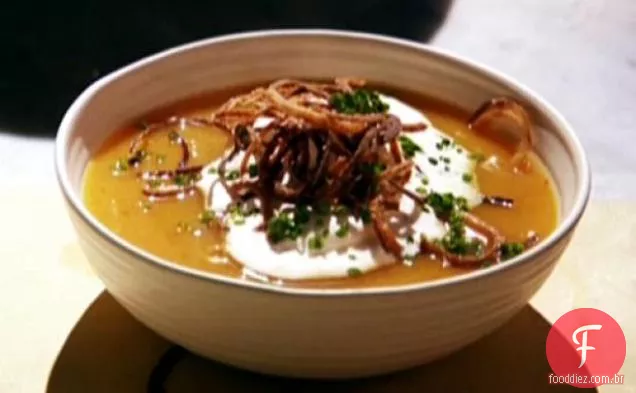 Sopa de abóbora com chantilly de canela e chalotas fritas
