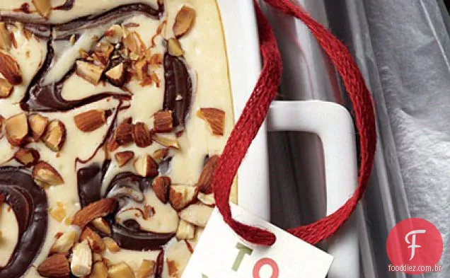 Barras Do Cheesecake Da Chocolate-Amêndoa