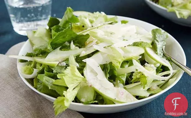 Salada verde de inverno com vinagrete de maçã verde