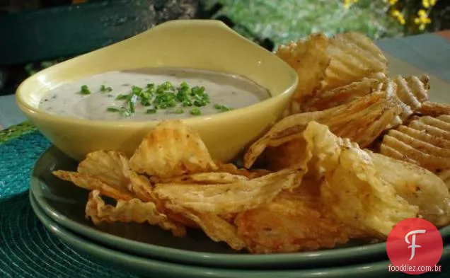 Batatas fritas aquecidas na grelha com molho Gorgonzola e cebolinha