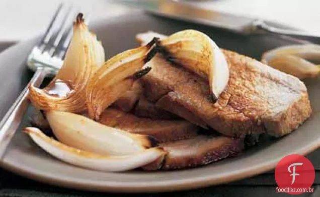 Carne de porco assada com cominho de mel com cebola caramelizada