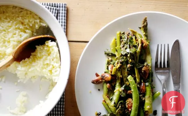 Risoto Assado Com Vegetais Verdes Jogados