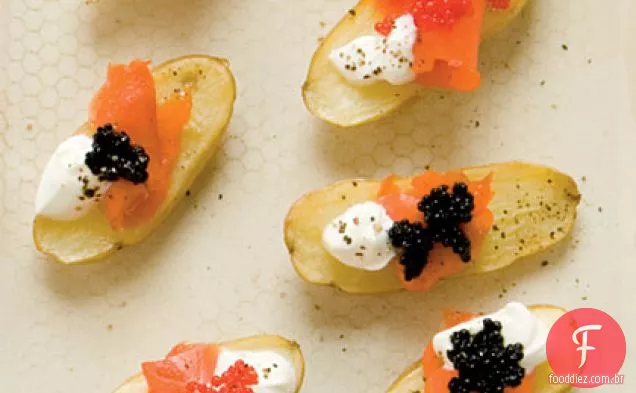 Salmão defumado e batatas com dedos