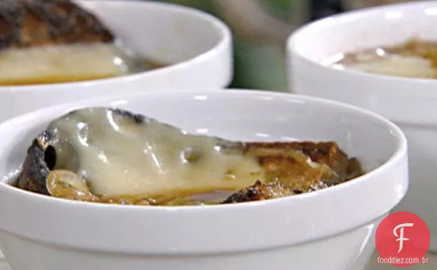 Guinness e sopa de cebola com Crouton Cheddar Irlandês