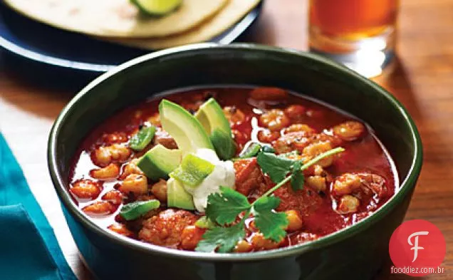 Posole de frango rápido com abacate e limão