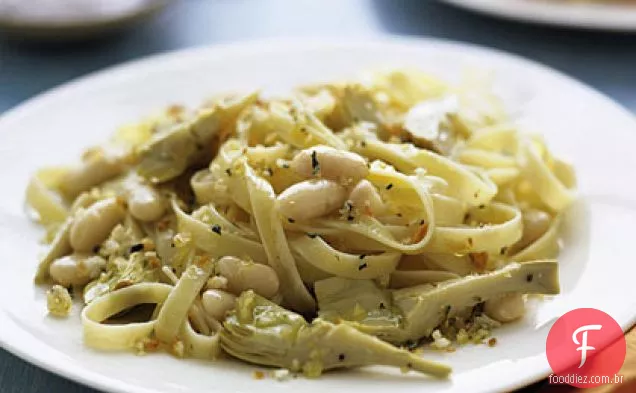 Fettuccine com alcachofras e feijões