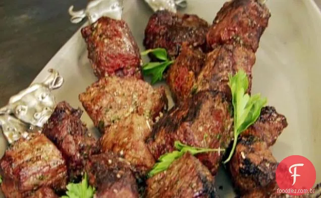 Espetos argentinos com molho de bife de vinagre de xerez e cebolinhas grelhadas