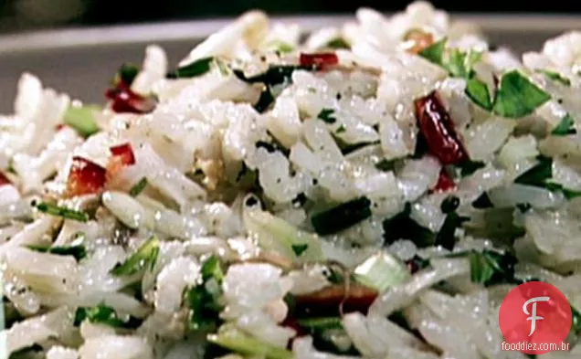 Arroz de jasmim torrado com cebolinha grelhada