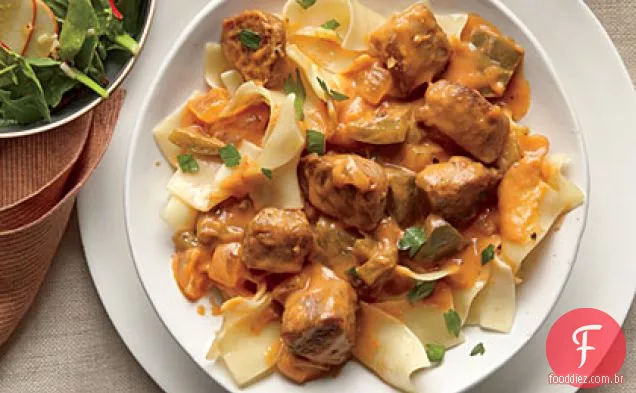 Lombo de porco Paprikash com macarrão de ovo