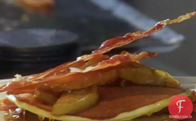 Panquecas de ricota com maçãs deliciosas douradas assadas e Prosciutto assado