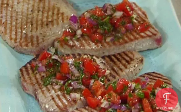 Bifes de atum com molho cru de tomate e manjericão