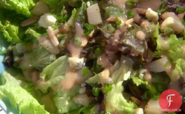 Salada verde com peras assadas e queijo azul