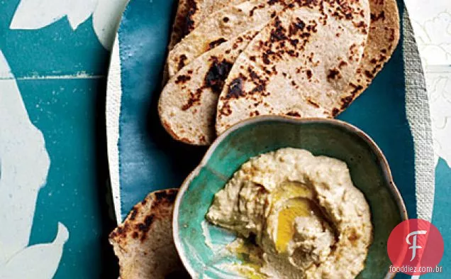 Hummus com pão achatado de trigo integral