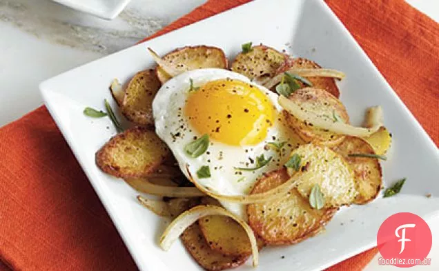 Moedas de batata com ovos fritos