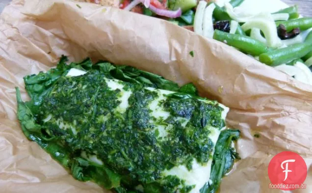 Peixe Selvagem Em Pergaminho Com Ervas De Verão