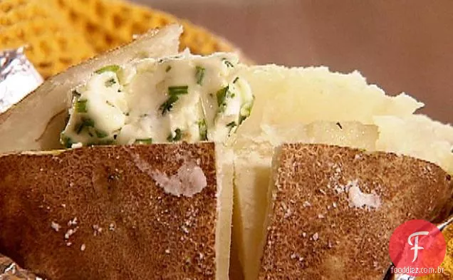 Batatas assadas com manteiga de ervas