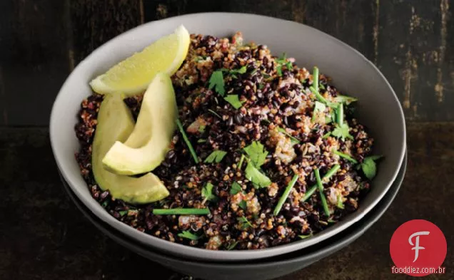 Quinoa com cheiro de cominho e arroz preto