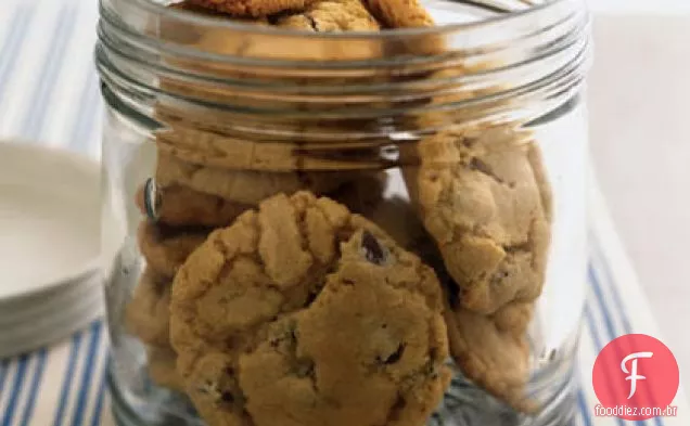 Biscoitos doces e salgados do pedaço do chocolate do amendoim