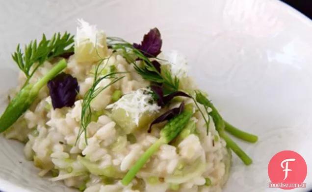 Risoto Selvagem Do Manjericão Dos Aspargos E Da Opala Com Tomate Verde Refrigerado