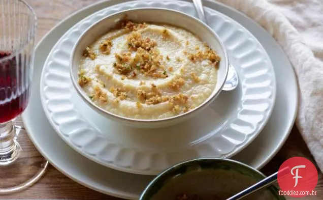 Sopa de couve-flor com cobertura de Pão de anchova