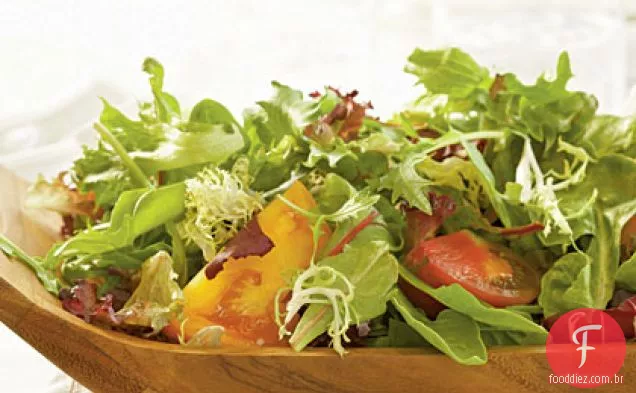 Alfaces frescas e tomates de herança com molho de deusa verde Chèvre