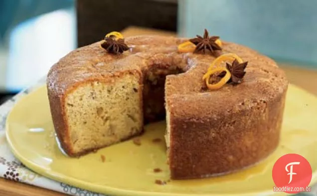 Bolo de pêra-noz com xarope de mel-laranja