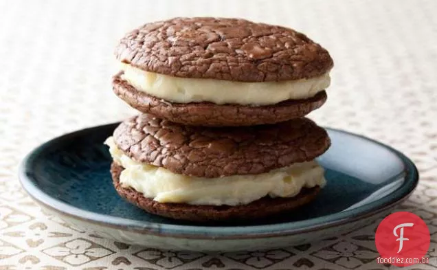 Tortas de Whoopie de Chocolate escuro com creme de amêndoa torrado
