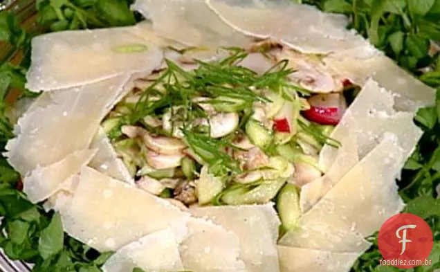 Salada de espargos e cogumelos com parmesão raspado