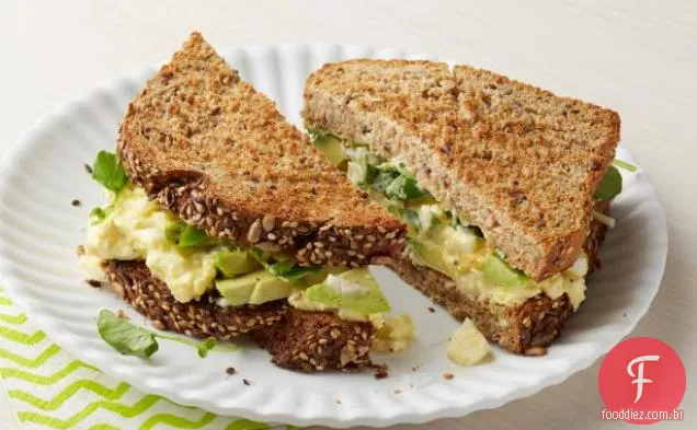 Sanduíche de salada de ovo com abacate e agrião