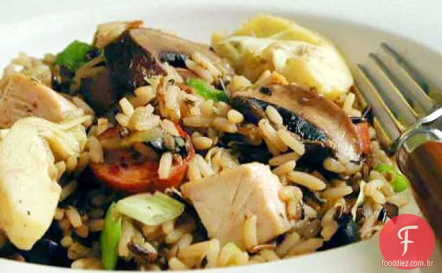 Frango e arroz selvagem com linguiça defumada