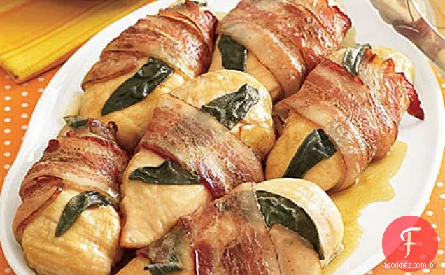 Peitos de frango embrulhados em Bacon e sálvia