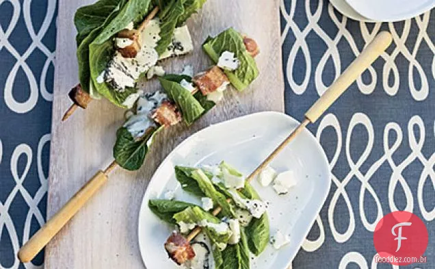 Espetos de Bacon e Romaine com molho de queijo azul