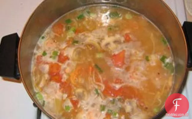 Sopa de camarão quente e azedo