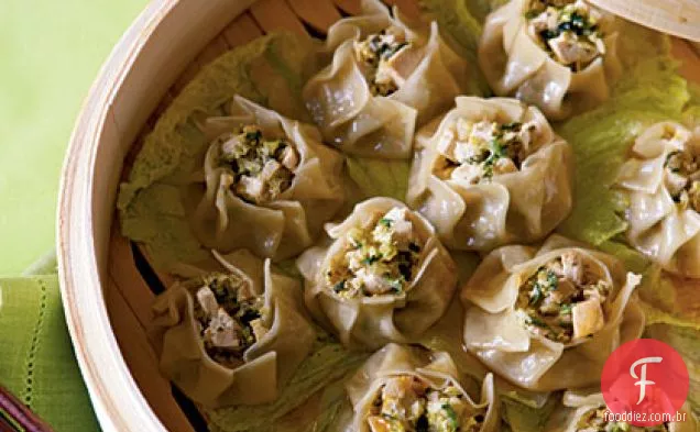 Bolinhos de Sui-Mai vegetais cozidos no vapor com óleo de gergelim e pimenta