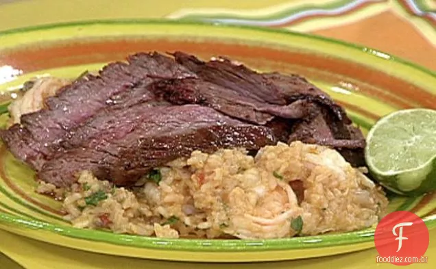 Chili fatiado esfregou bife de flanco em arroz picante com camarão e pilhas de Guacamole